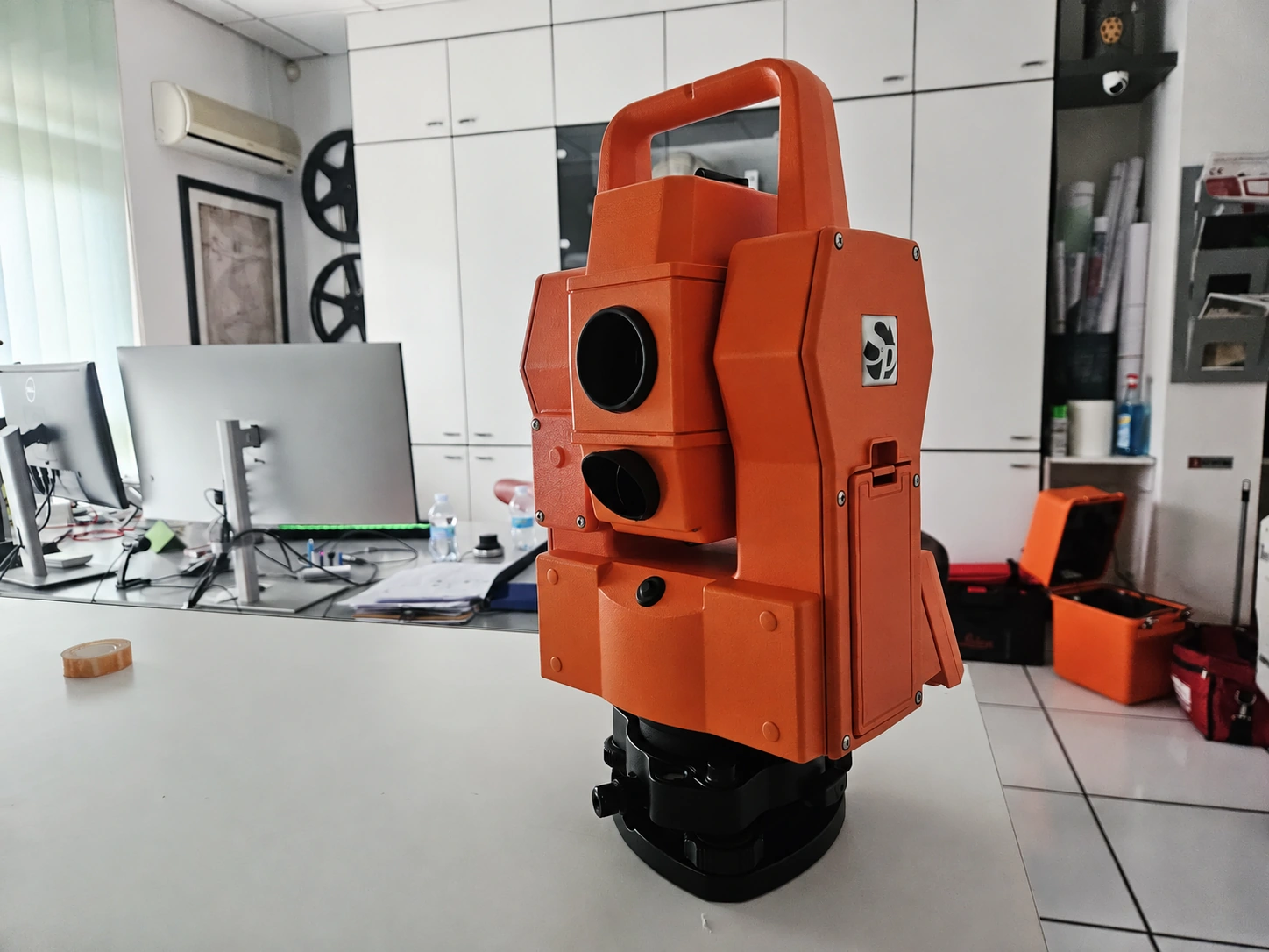 Stazione totale elettronica Geodimeter conservata presso lo Studio Tecnico Sebastiani