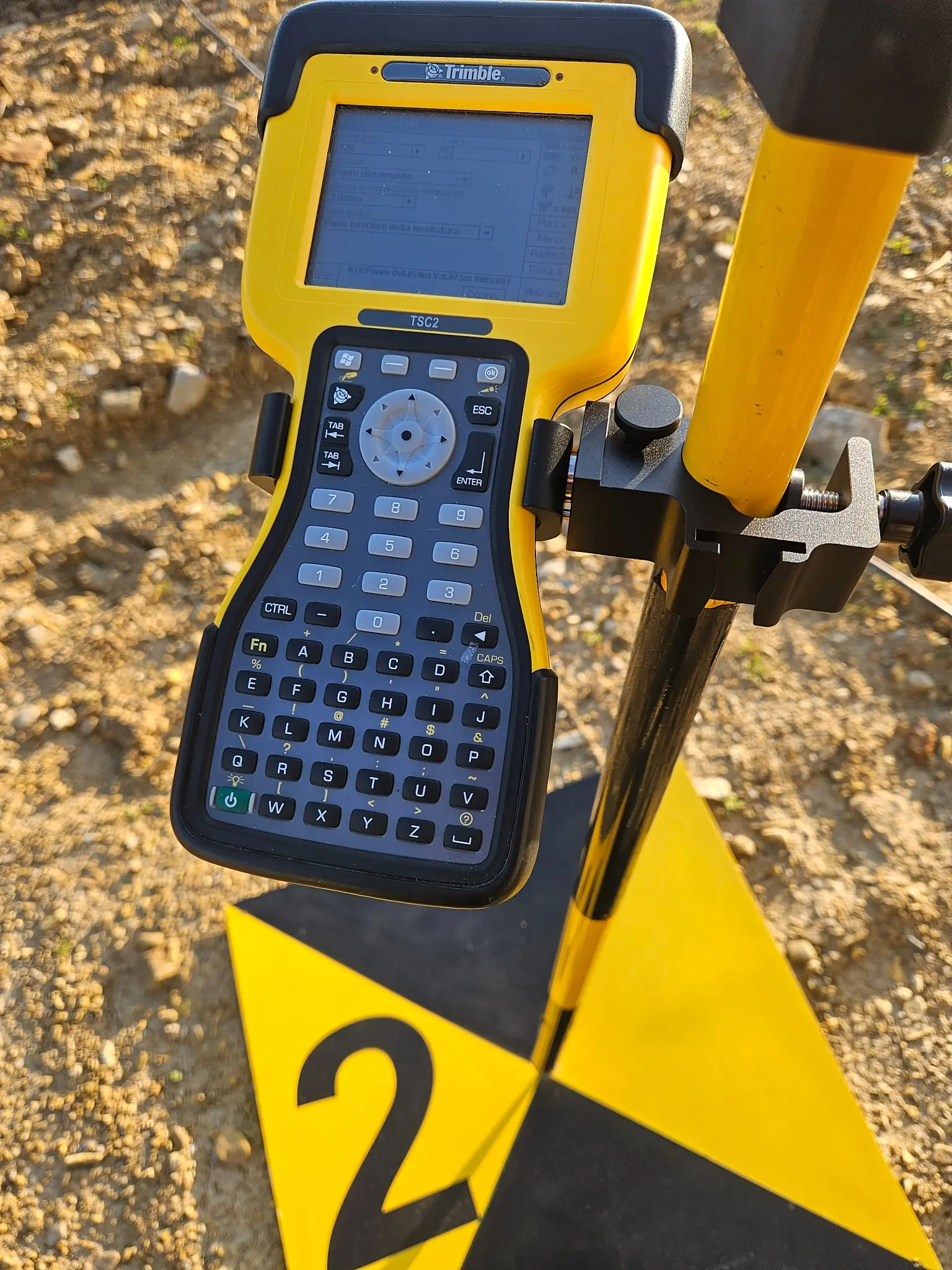 Controller Trimble impiegato durante un rilievo strumentale