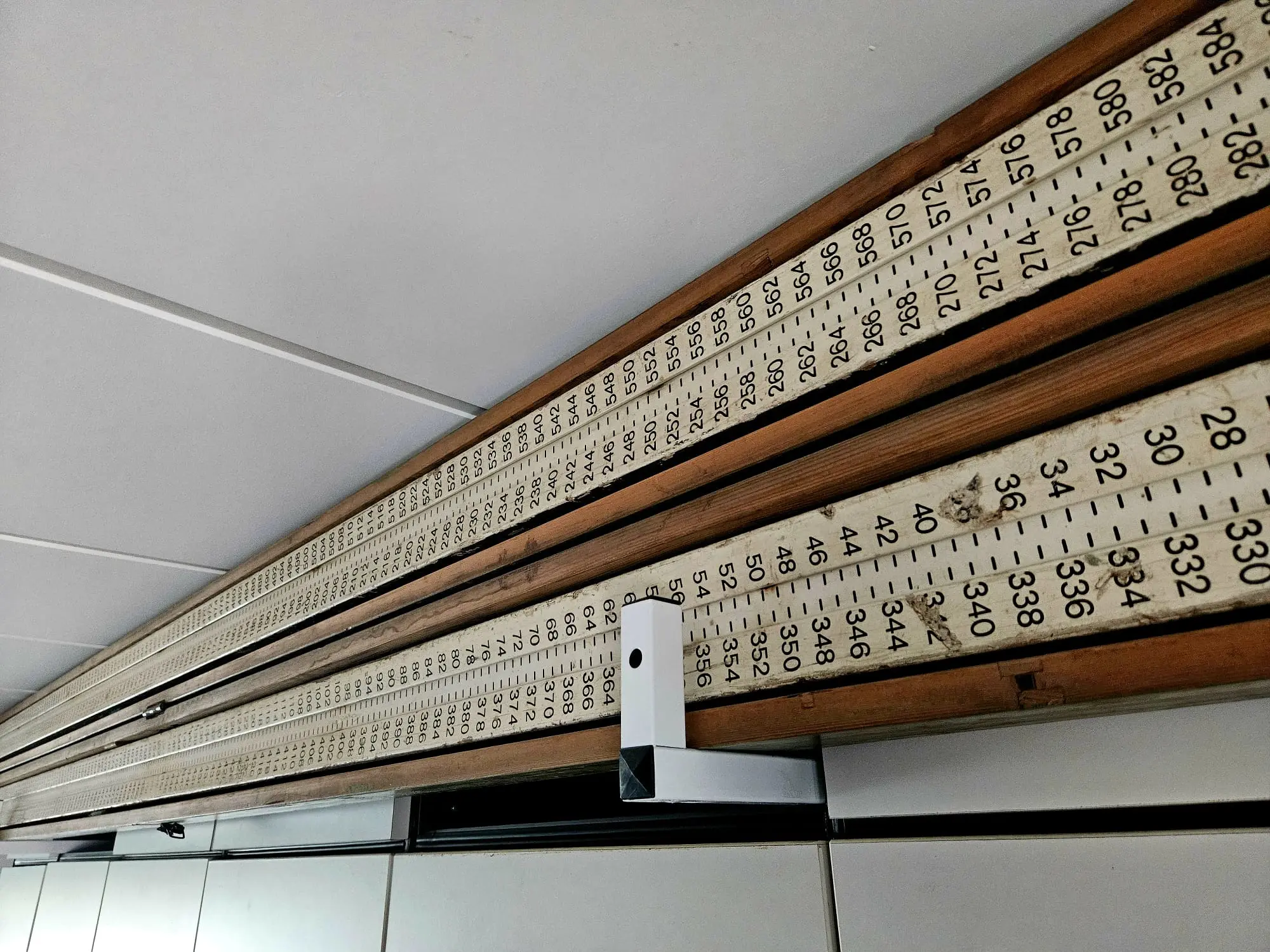 Stadia metrica storica in legno utilizzata per il rilievo topografico